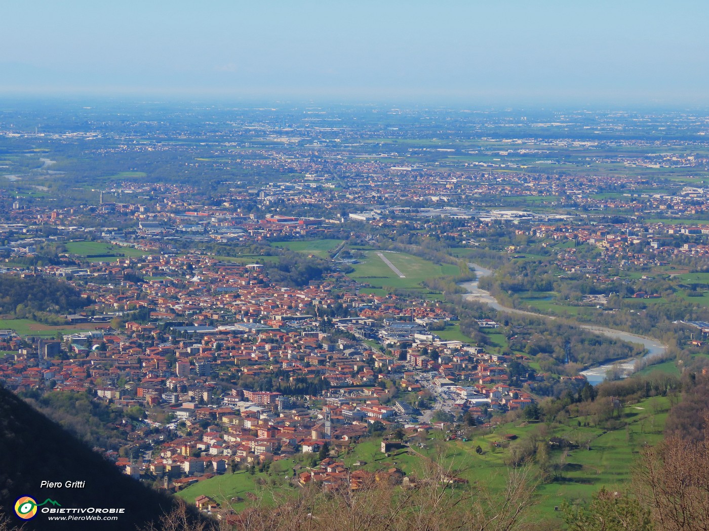 26 Zoom verso la pianura cominciando da Villa d'Alme e il Brembo a lato in primo piano.JPG